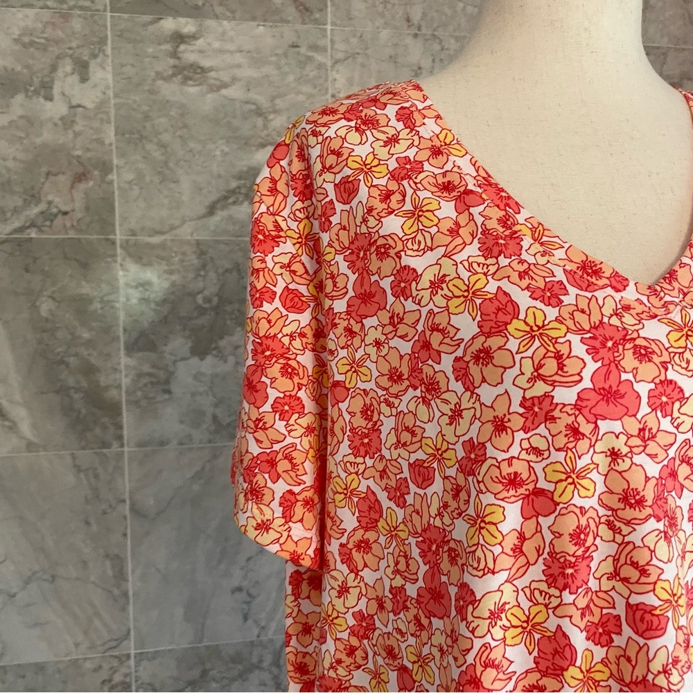 Lands’ End Floral Short Sleeve V Neck Tee - Picture 4 of 7